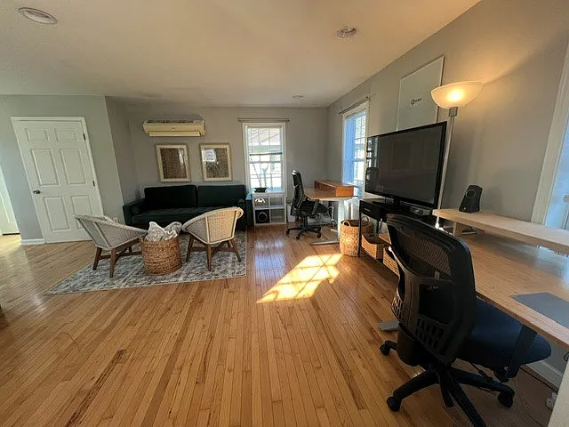 137 Hanover St — Photo 8