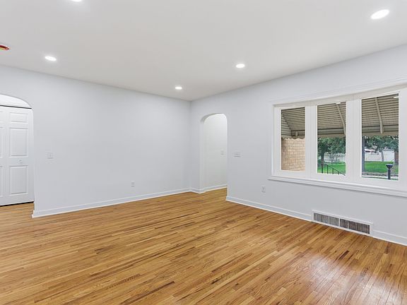 5th image of 1115 Kelly Ave