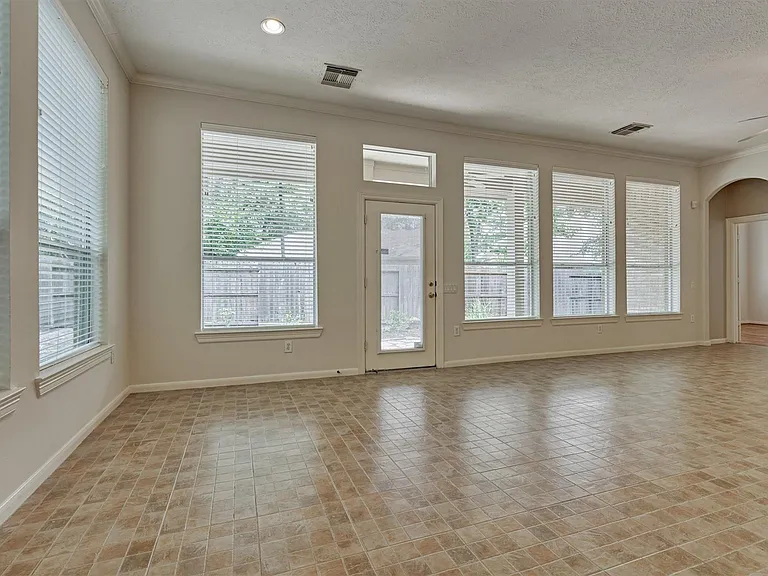 118 Robindale Cir — Photo 8