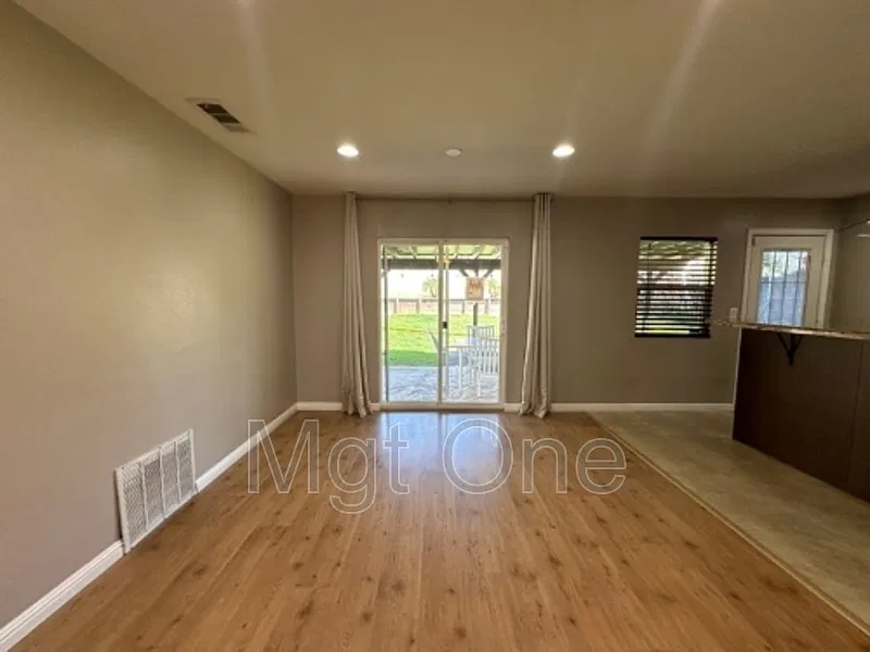 3 bed, 2.0 bath, 1095 sqft, $3,450 — Photo 4