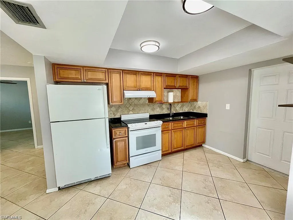 2 bed, 1.0 bath, 825 sqft, $1,900 — Photo 2