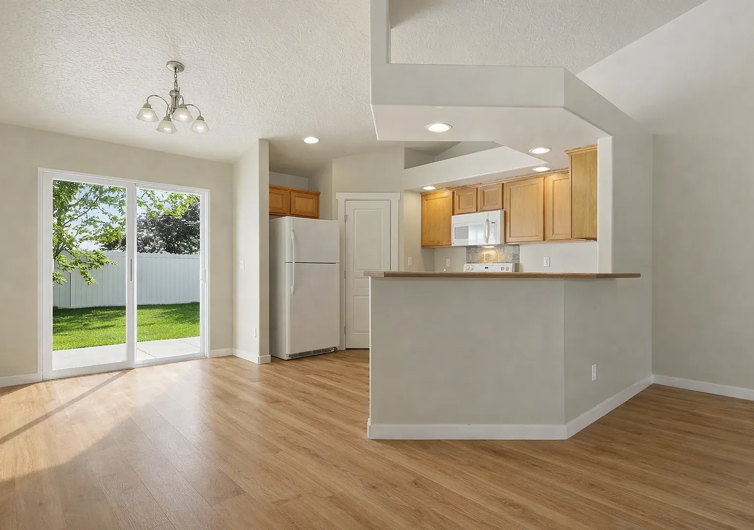 Spacious 4-Bedroom Home with 3-Car Garage — Photo 4