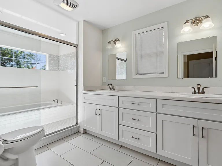 Spa bathroom - 2 sinks. Shower and jet tub combo