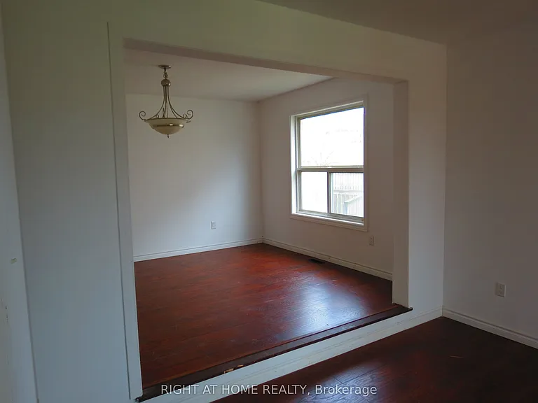 302 Stanley St — Photo 3