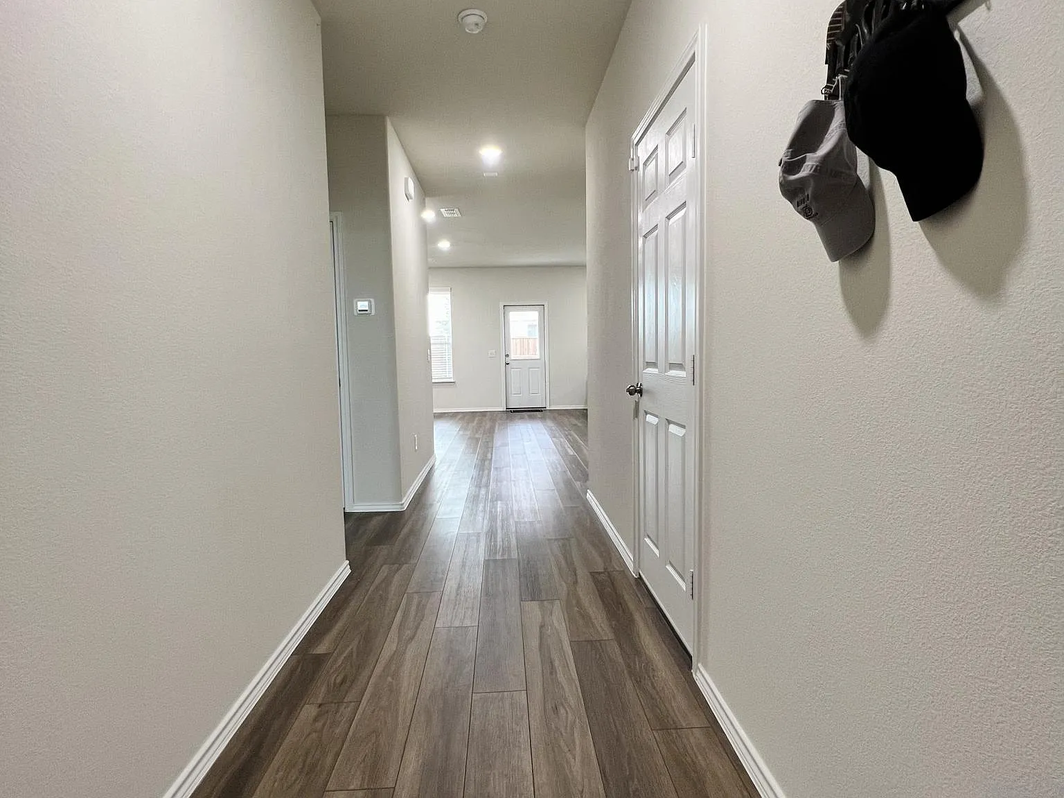 4 bed, 2358 sqft, $2,395 — Photo 2