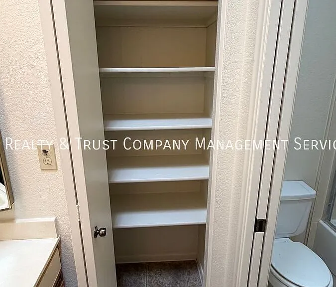709 W Millbrook Ln — Photo 23