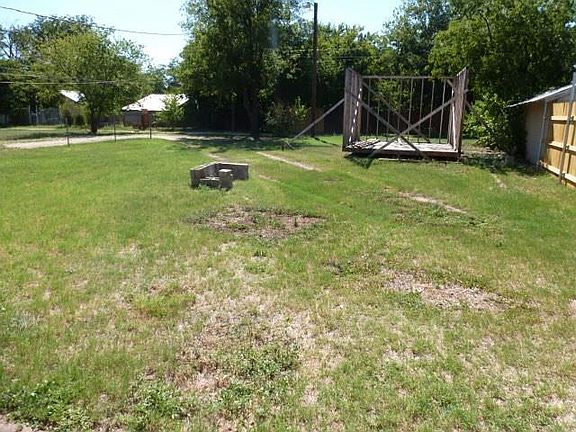2nd image of 826 Poplar St