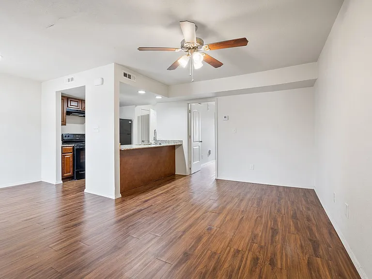 Pavilion Place Apartments — Photo 15