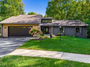 610 Regents Ct, Rockford, IL 61107