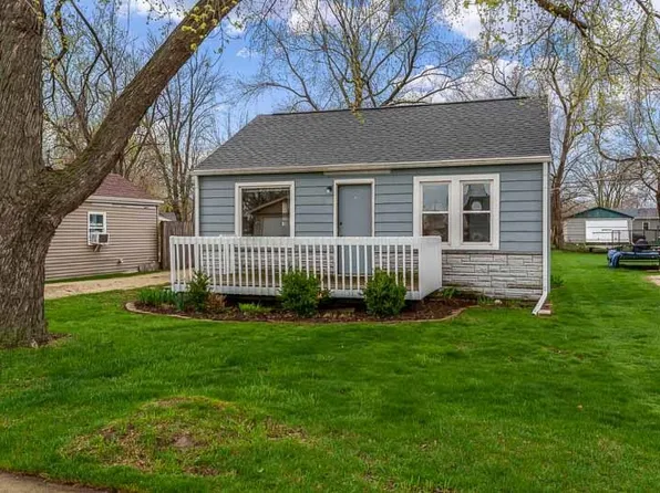 415 Pershing Ave, Machesney Park, IL 61115