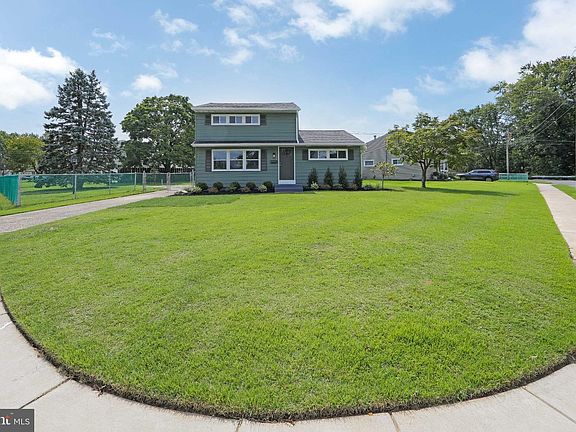 3rd image of 340 Collins Ln