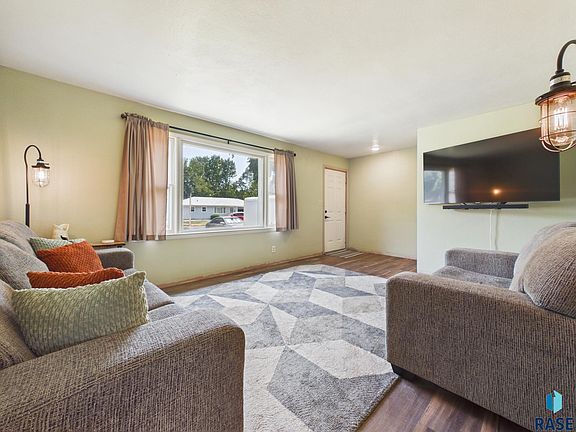 3rd image of 3017 S Willow Ave