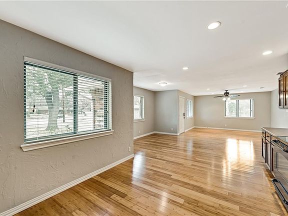 3rd image of 701 Oakwood Ave