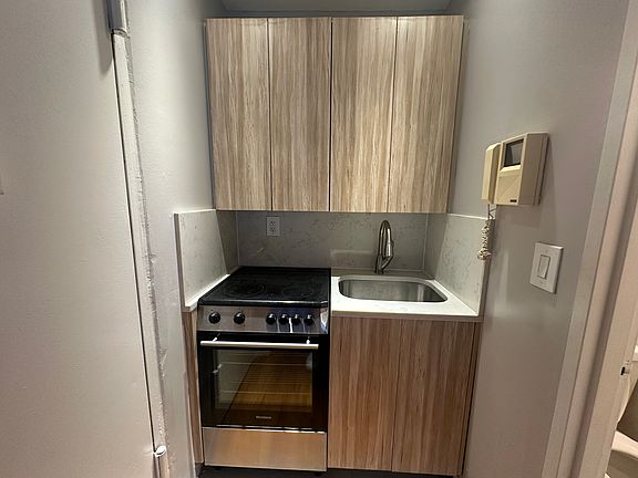 3rd image of 162 E 61st St #D1