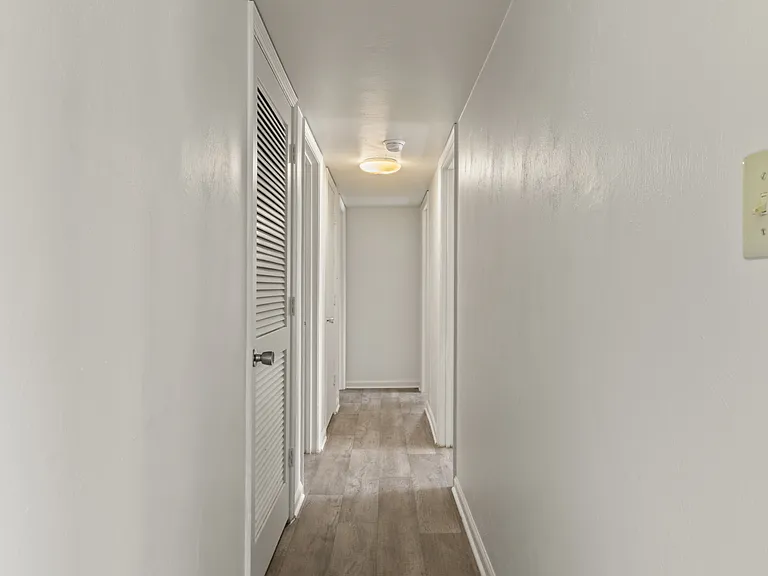 Oak Park Apartments — Photo 9
