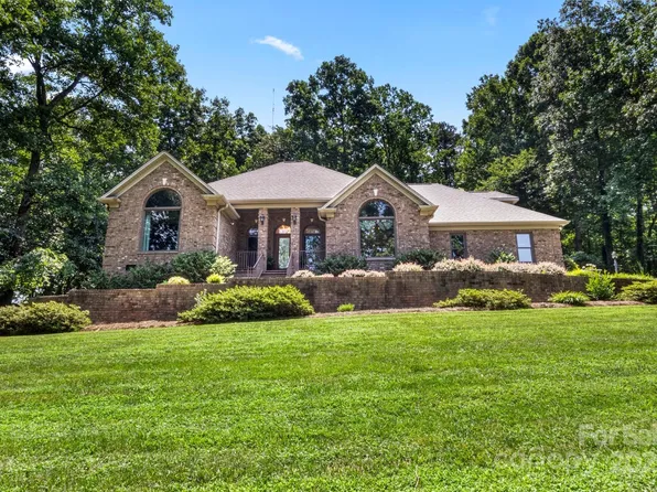 107 Creekwood Dr, Dallas, NC 28034