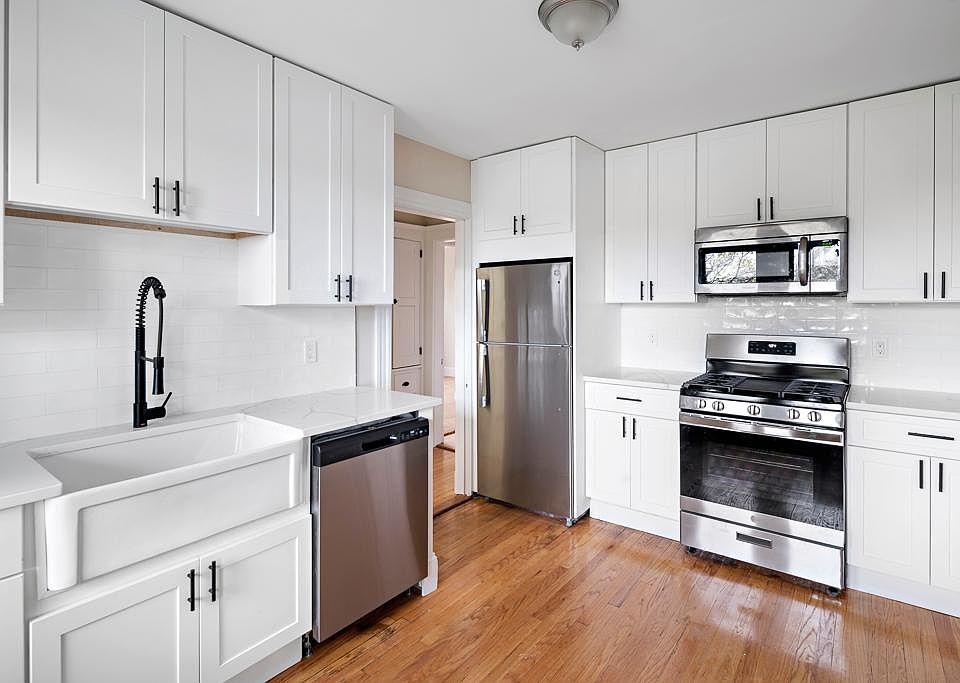 1st image of 23 Thelma Rd Floor 2