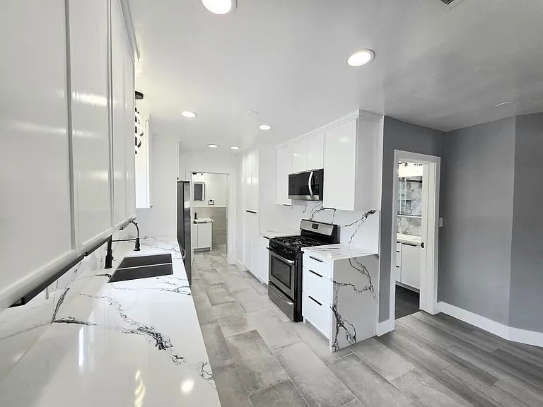 7523 Darby Ave — Photo 3