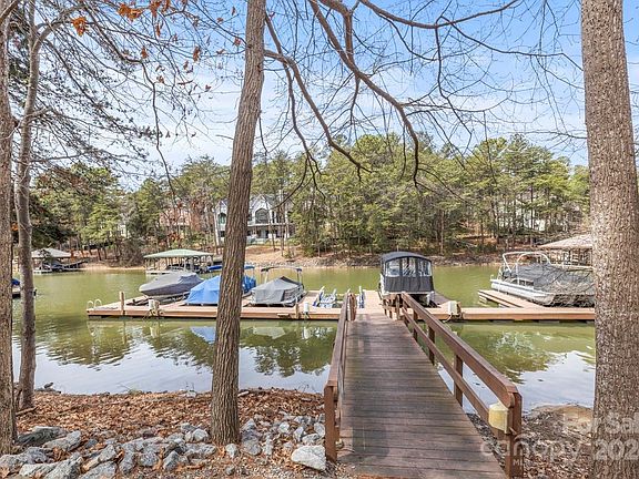 4th image of 2521 Wellesbourne Ln