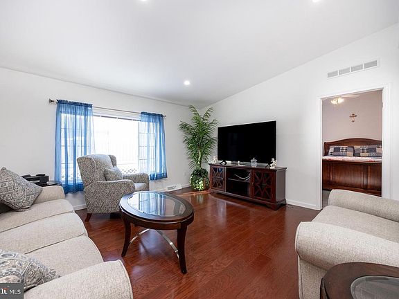 5th image of 104 Lilac Pl