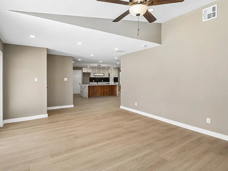 10711 Cromwell Dr — Photo 8
