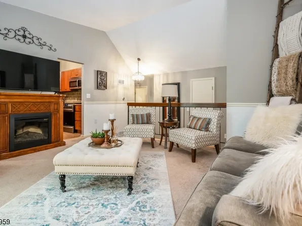 304 Spruce Hills Dr, Glen Gardner Boro, NJ 08826