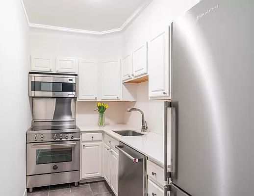 4th image of 116 E 66th St #2E
