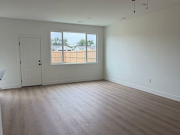 5th image of 707 E Briarbrook Ln