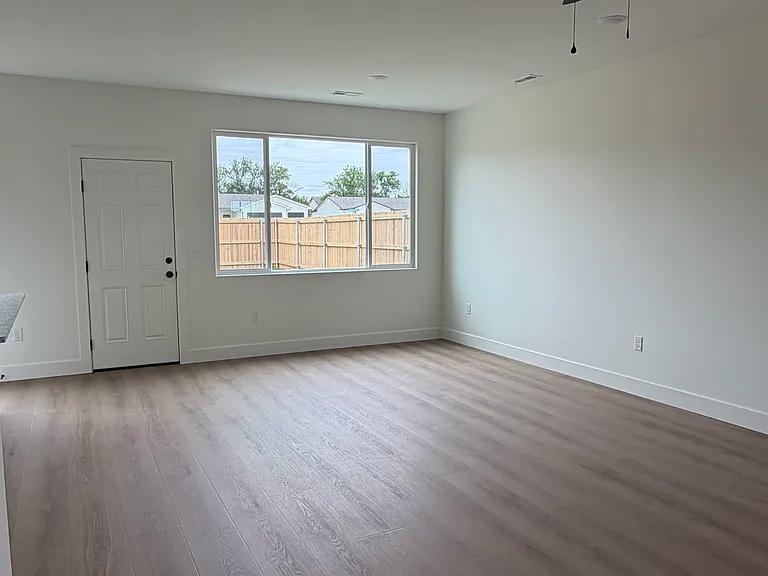707 E Briarbrook Ln — Photo 5