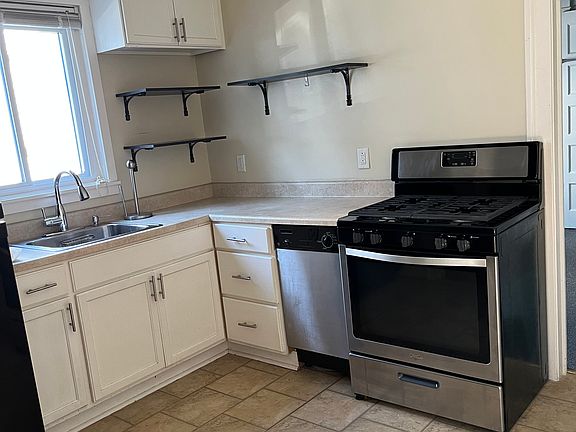 3rd image of 100 Woodlawn St