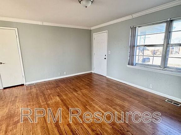 3rd image of 118 Spruce Ave