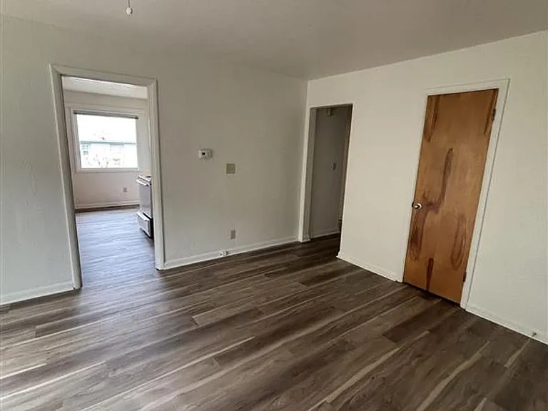 1031-1033 Saginaw St S — Photo 5