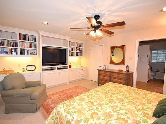 3rd image of 611 Hallie Dr