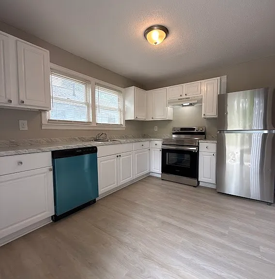 1376 Lockwood Dr SW — Photo 3
