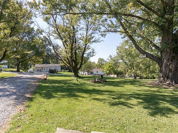 4th image of 208 W Dewey Dr