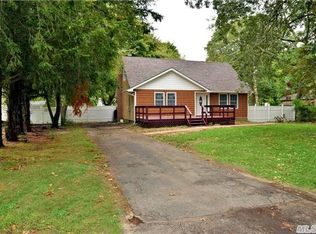 15 Dow St, Central Islip, NY 11722