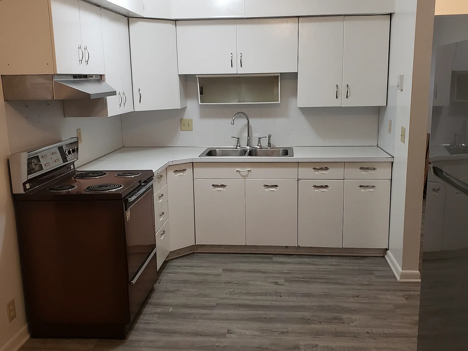 Spacious 2bd 1br W/ New Floors In Desirable Location Near Golf Course — Photo 3