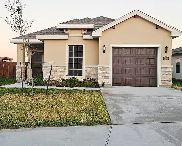 2161 Grove Ln — Photo 1