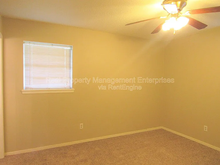 637 Redstone Ave — Photo 8