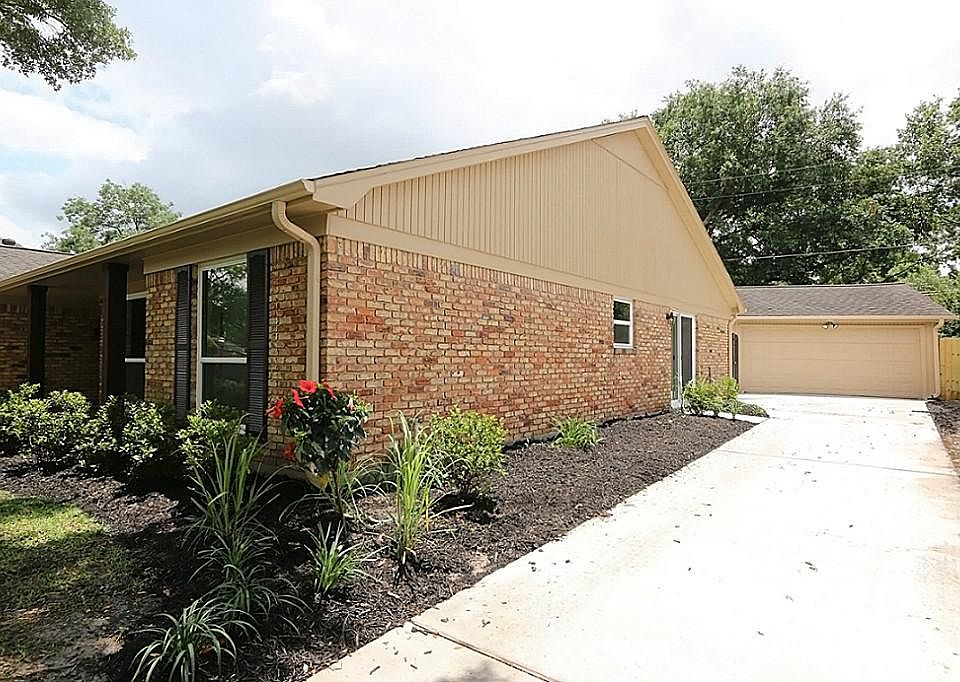 Detached garage