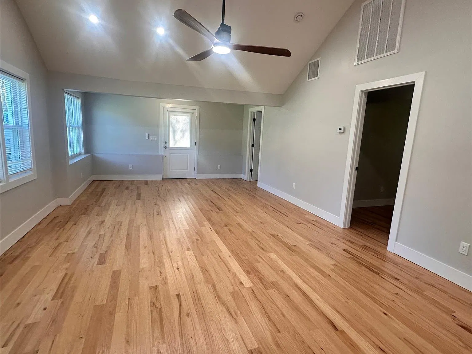 2 bed, 1.0 bath, 1054 sqft, $2,500 — Photo 3