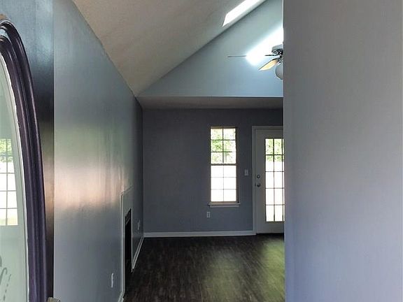 4th image of 113 Creekpoint Dr