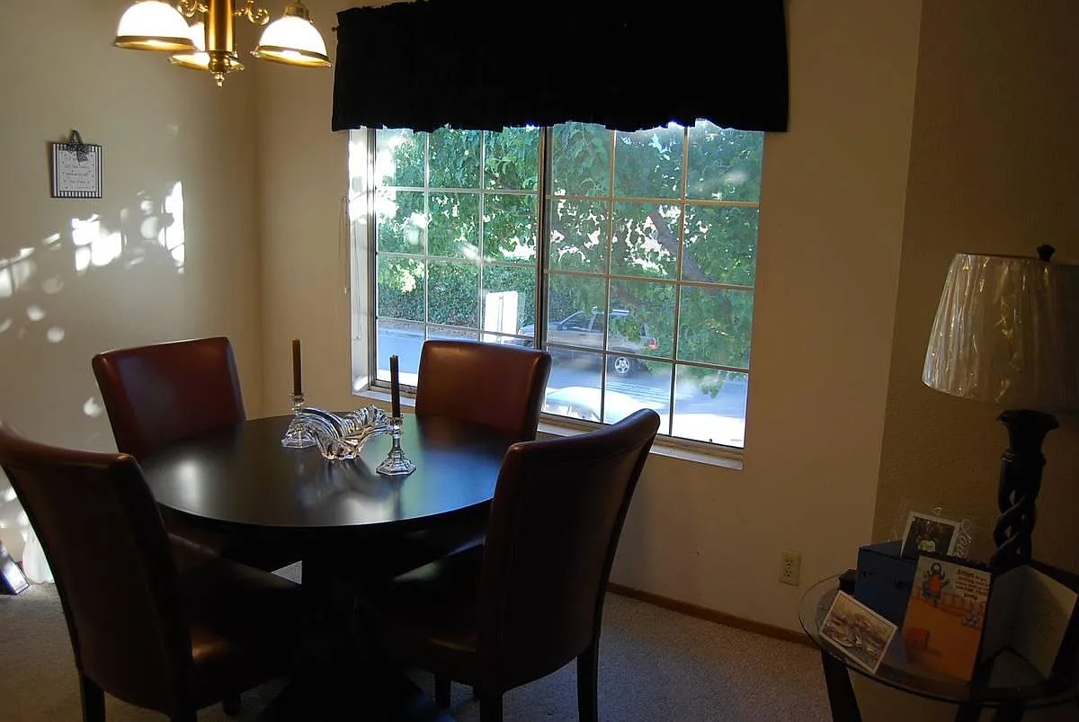 589 Rose Ave — Photo 4