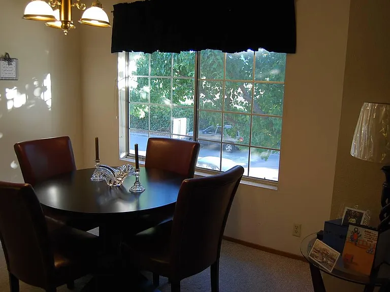 589 Rose Ave — Photo 4