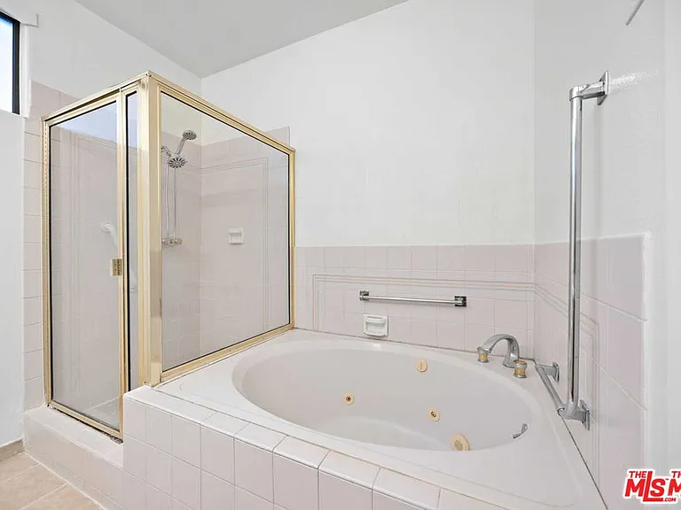 9836 Vidor Dr #1B — Photo 23