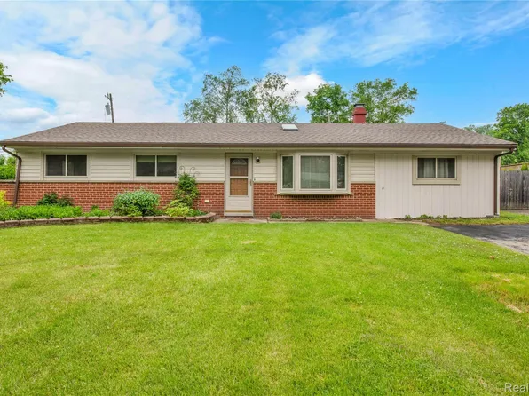 6927 Snow Apple Dr, Clarkston, MI 48346