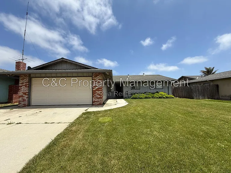 938 Estrada Ct — Photo 1