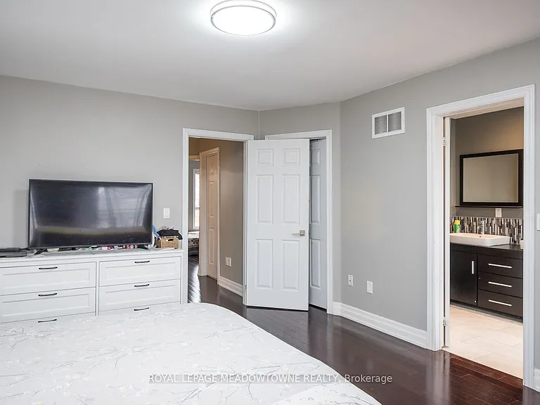 3486 Eglinton Ave W — Photo 19