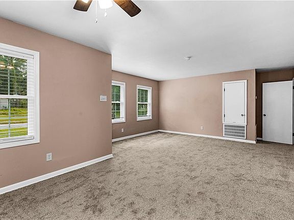 4th image of 902 Memory Ln