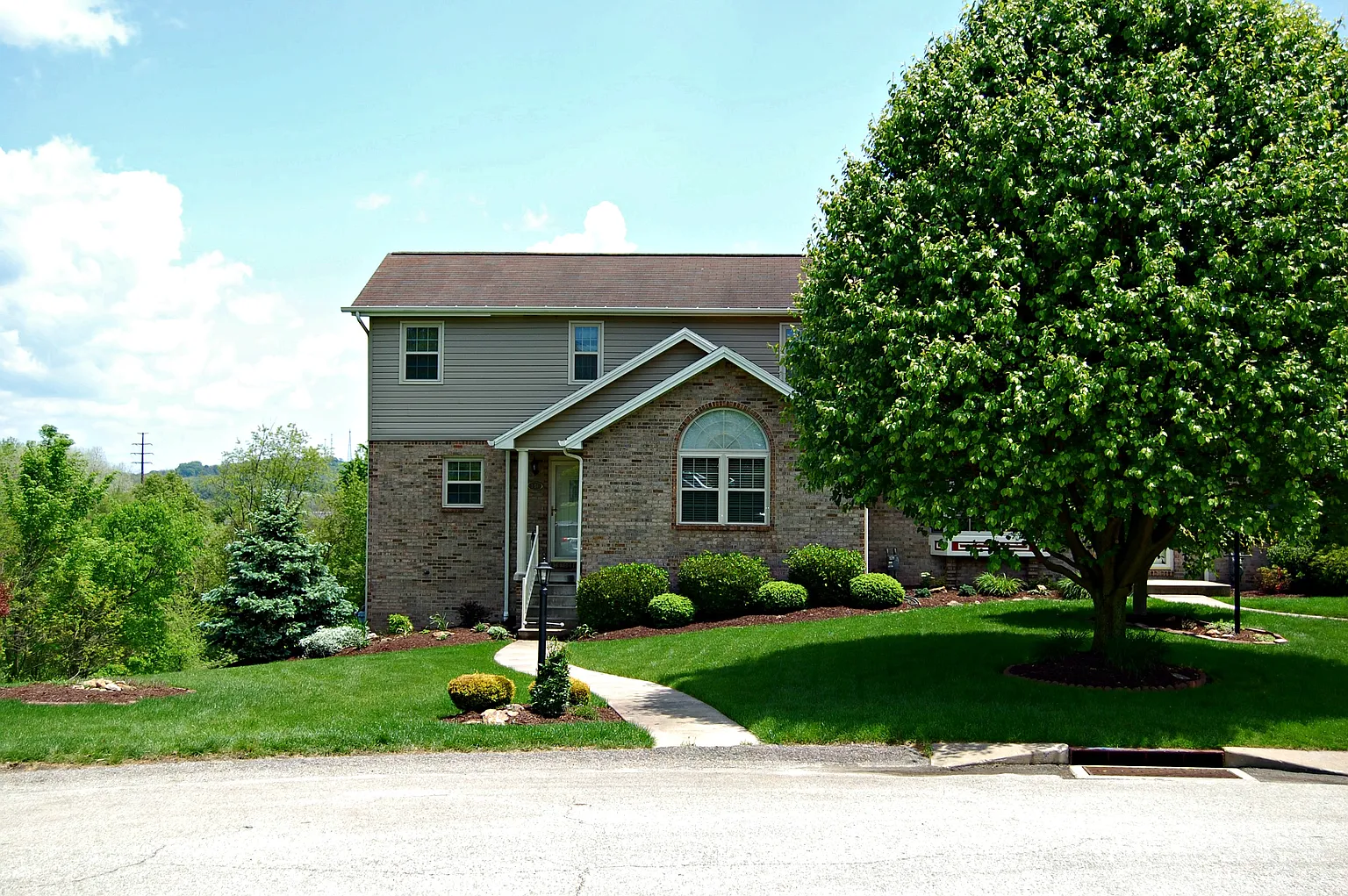 136 Country Barn Rd E photo 1